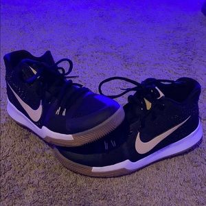 Kyrie 3’s basketball shoes